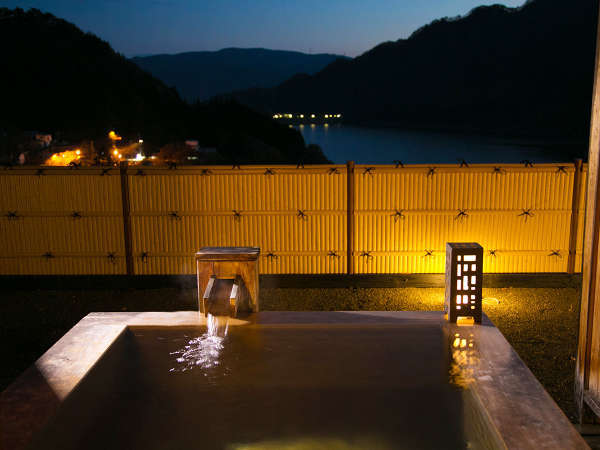 ■檜の露天風呂つき客室-風花-■石庭から赤谷湖を眺めながらゆっくりと入れる露天風呂♪