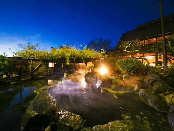 日本庭園を囲む【藤棚】がキレイな自慢の源泉を豊富に使った大露天風呂でいやしのひと時♪