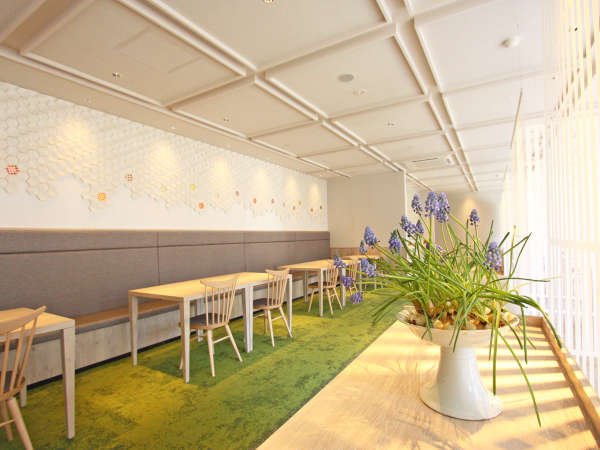 【レストラン】日の光と目に優しい色使いのオシャレなお食事処。壁には薩摩切子をあしらっております。