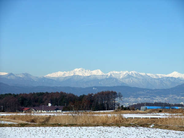 冠雪した北アルプス・諏訪湖が遠望できる