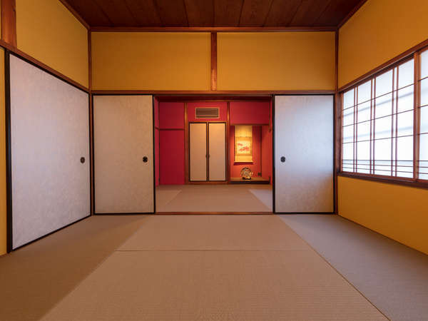 赤色や黄色で包まれた純和室造りな寝室。意匠を楽しむことができる空間です。