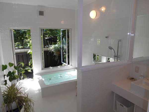 真っ白なタイルが印象的　リゾート感漂う貸切デザイン風呂　