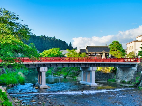 宮川にかかる赤い中橋桜、新緑、紅葉、雪景色と四季折々の美しい景色を楽しむことができます