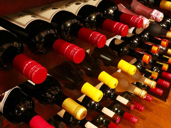 【ワイン】種類豊富なワイン。お好みのワインを見つけて、ディナーのお供にいかがでしょうか？