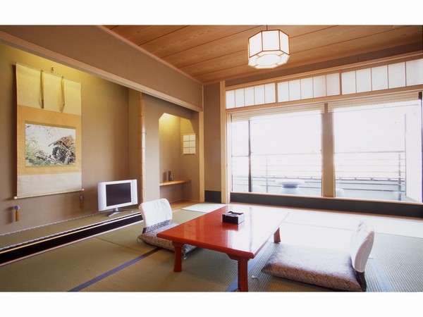 ４階鴨川畔、東山と比叡山を眺望できる１２畳間和室