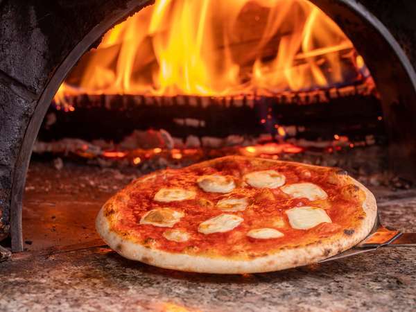 ■窯焼きピザは焼きたて熱々を　その日のおすすめ料理をお楽しみください