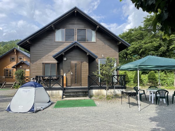 コテージ貸別荘前でバーベキュー♪ターフテント、ワンタッチテントは各千円でレンタル可能。持込みも歓迎。