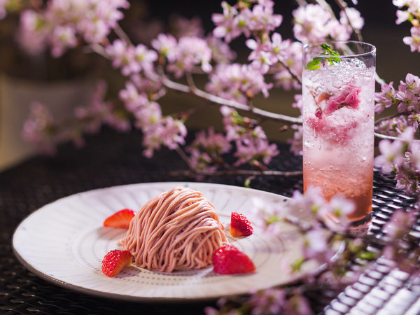 ◇ホテルパティシエ特製のしぼりたて苺のモンブラン＆桜をモチーフにした限定カクテル