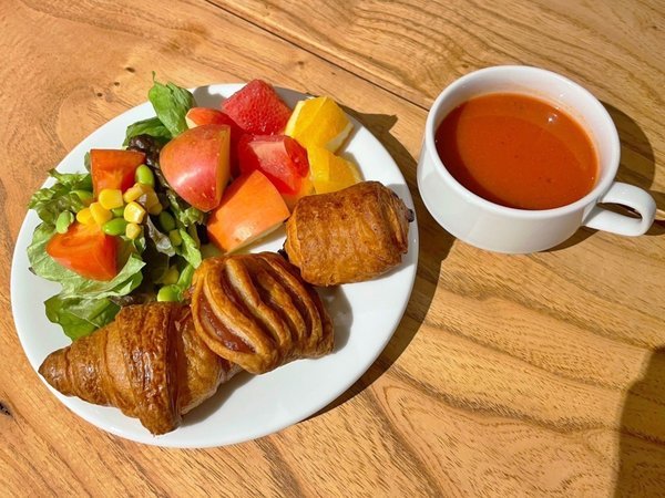 焼き立てパンと季節のフルーツ、ドリンクを合わせた軽朝食(お持帰り用のBOXもご用意しております）