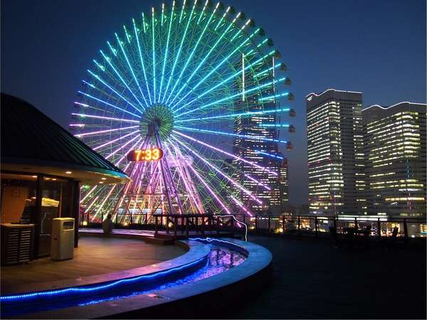 ☆展望足湯庭園☆大観覧車が目の前のロケーション。みなとみらいの夜景をひとり占め！