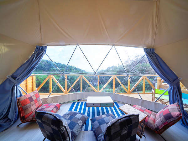 【FOREST DOME】ドームテント内から見える窓の先には、海と緑が広がる自然豊かな景色