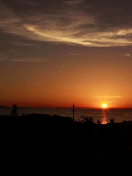 観音崎灯台の先に沈む夕陽（テラスから）