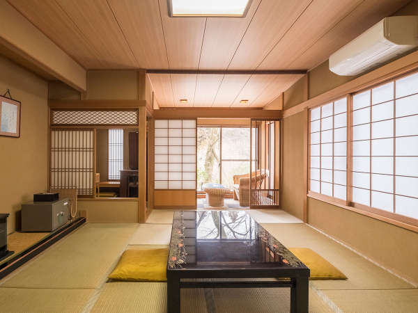 畳の部屋で足を伸ばしてのんびり。