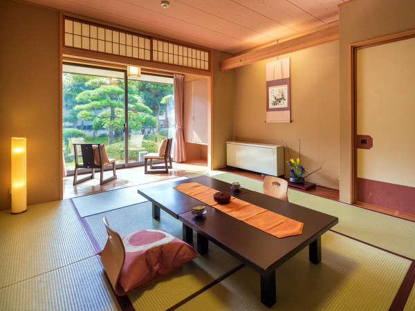 ◆ゆったり寛ぎ客室◆目の前に広がる日本庭園は春夏秋冬、さまざまな表情をお楽しみ下さい。
