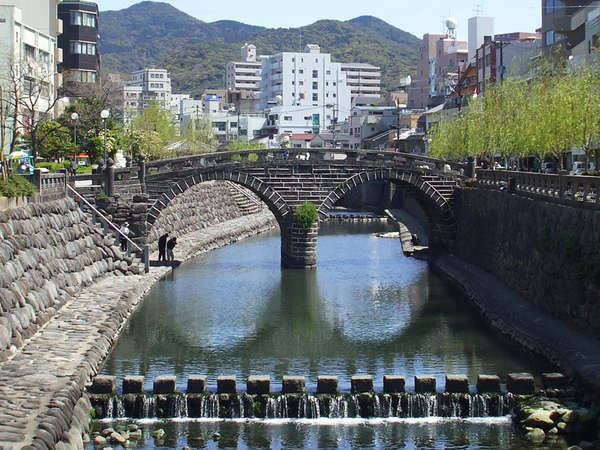 当館から車で約10分の「眼鏡橋」皇居にある二重橋のモデルとして知られる、日本最古の石造りアーチ橋です。
