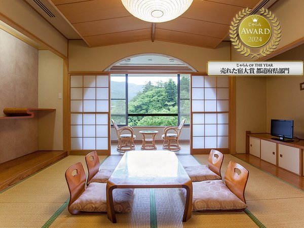 落ち着いた佇まいの和室。お部屋からは緑が映り込み、眼下には多摩川の清流が望めます。