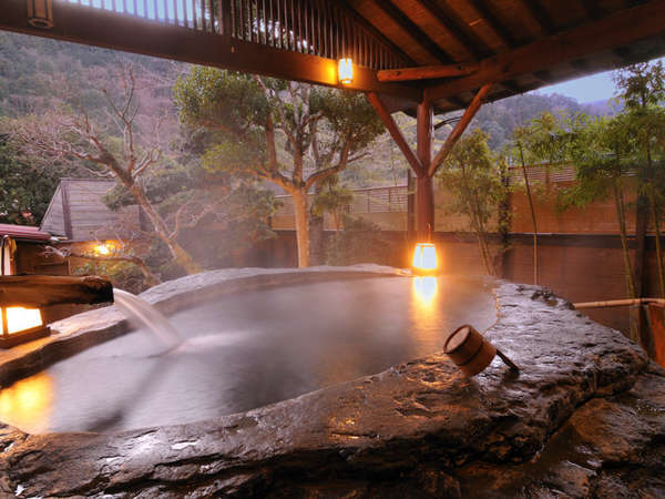 日本一の巨石風呂～天城の山々の夕景