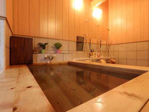 高級木材、高野槙を使った浴槽。木の良い香りと鷹山温泉でリラックス効果抜群です。