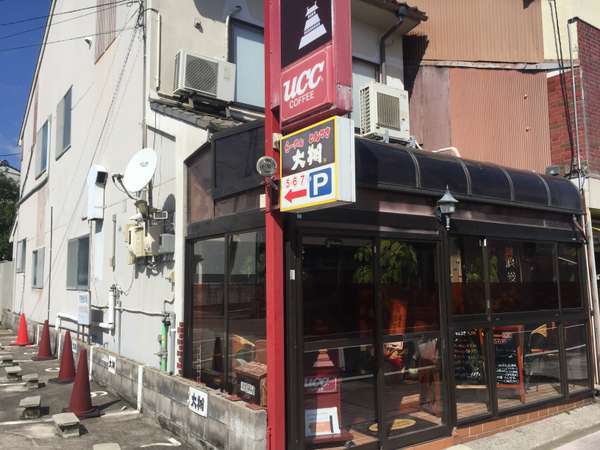 北殿町商店街沿いです。入口はテラスになっていて、建物左側に駐車場があります。