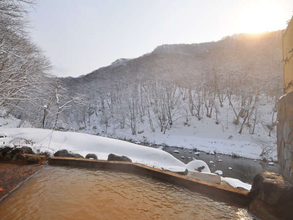 【露天風呂】女湯露天風呂。目の前に広がる景色を朝日が照らし、とても神秘的です！