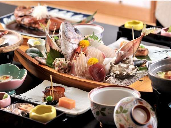 【夕食一例】金目鯛の姿煮や舟盛りなどの伊豆の旅館ならではのお料理をお部屋にて。
