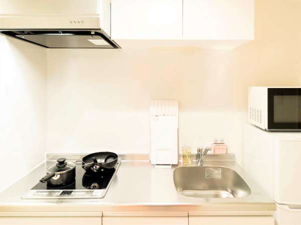 キッチンには、調理器具、冷蔵庫、電子レンジ等ご用意いたしております。