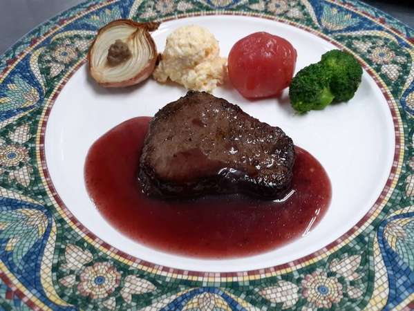 栃木県産牛のステーキ　赤ワインソース彩り付け合わせと共に