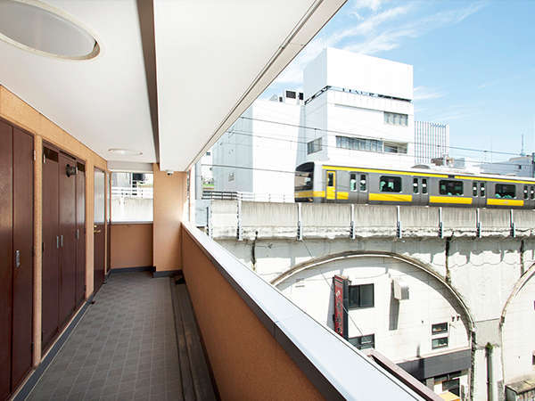 ５階の廊下からは目の前を通過する総武線の電車をご覧いただけます。