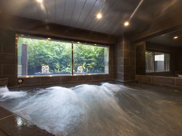 【朝の大浴場】朝の大浴場は木漏れ日が差し込む清々しい空間です