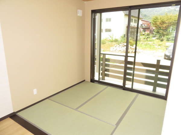 【F棟】1階和室： 日本の雰囲気には欠かせない和室。ごゆっくりくつろいでみては。