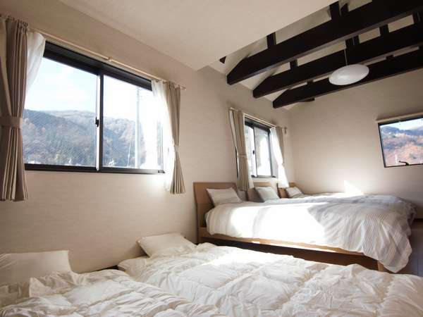 【F棟】2階寝室：2階にある天井の高いお洒落な寝室。日光が差して心地良い朝を迎えられます！