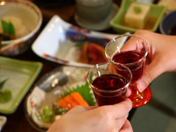 食前酒で乾杯♪囲炉裏を囲んでお腹も心も満たされるひとときを。