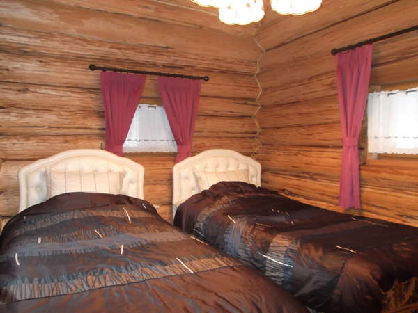 １階寝室、丸太の木の香り、オゾンがいっぱい、健やかな眠りの世界へ！