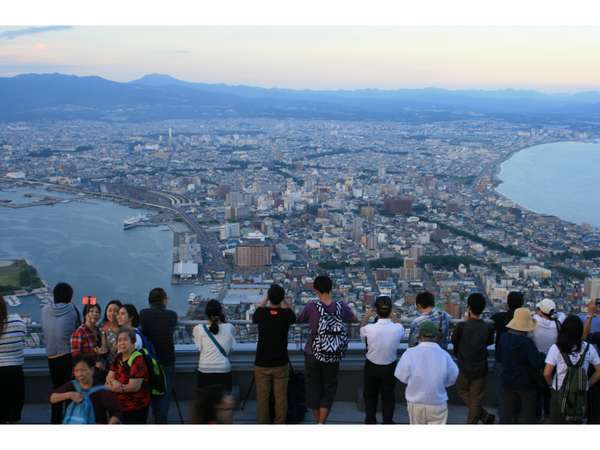 函館山展望台には世界中からたくさんの観光客が来ています