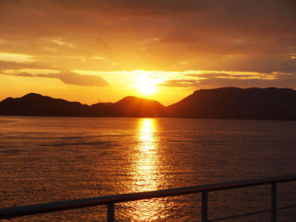 【夕日】フェリーからの眺める絶景夕日は、心に染み渡るようです。