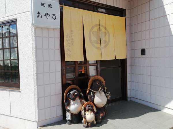 信楽焼きのたぬきがお出迎え