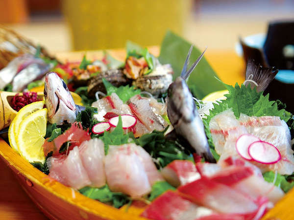 【夕食・通年】新鮮魚介が並ぶ！舟盛は１グループに１つ。仕入れ状況により、魚の種類・量は変わります。