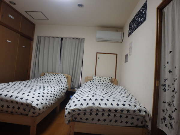 京の宿西大路 寝室シングルベッドです。