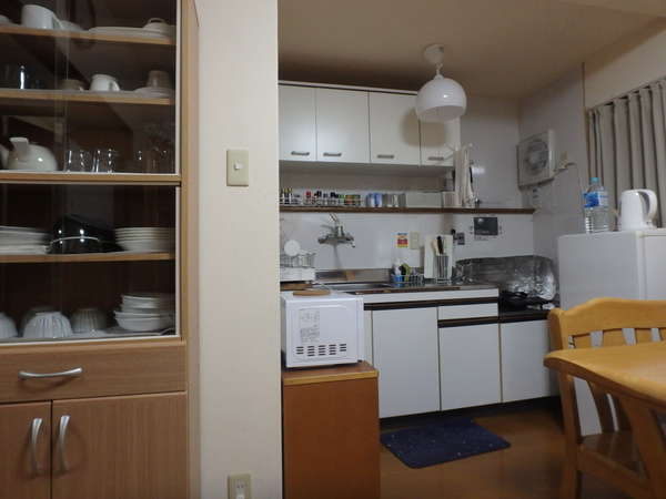 京の宿西大路　台所です。冷蔵庫・電子レンジ・トースター・炊飯器・調味料・食器棚等