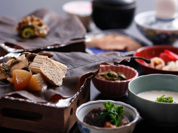 【朝食】朴葉みそをメインとした和定食（一例）勿論、お味噌も自家製です！