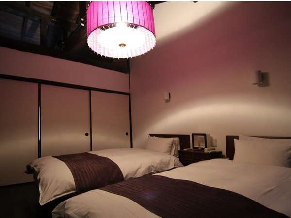大きな梁が通る寝室。京都老舗寝具屋の品質高い寝具で、快適な睡眠をご提供致します。