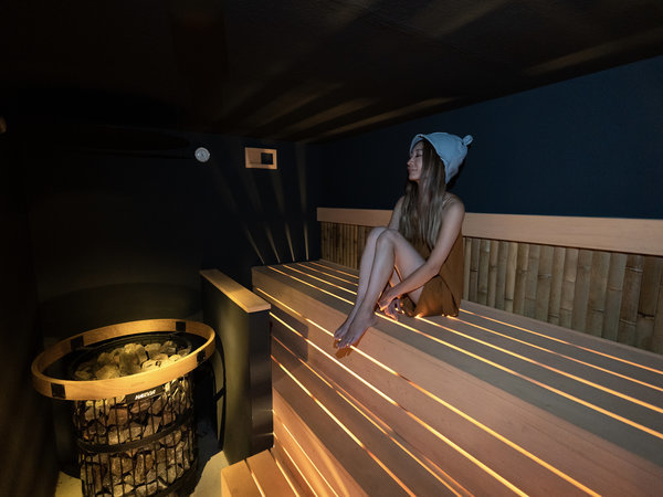 “ISARIBI SAUNA” サウナ室内の様子。セルフロウリュウをお楽しみいただけます。