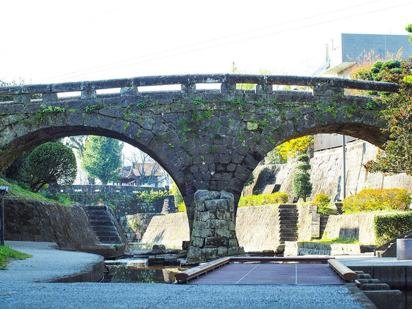 【観光情報】高瀬眼鏡橋。当施設から徒歩1分。熊本県指定重要文化財に指定されている建造物のひとつです。