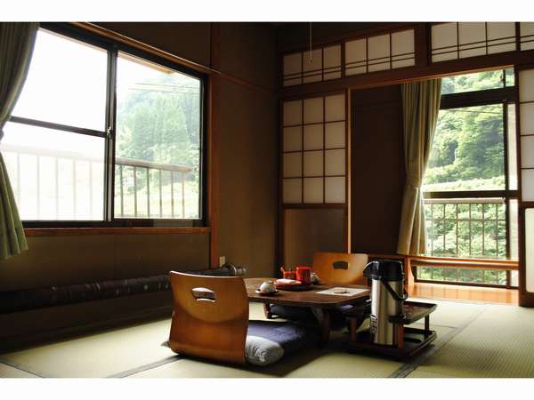 2階和室のお部屋(６畳)。窓からは杖立川や山々を見ることができます☆