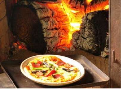 石窯で焼く手作りピザ