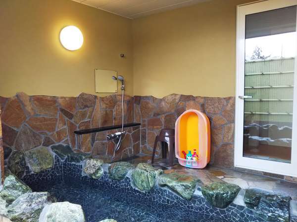 開放感抜群の広々露天風呂は大人4人でもゆったり。那須塩原温泉はツルスベで美肌効果に優れています。
