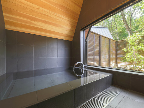 ・【2階吊り橋タイプ／浴室】木漏れ日が差し込む明るい浴室は源泉そのままの天然温泉がご堪能いただけます