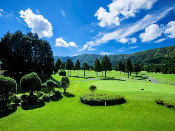 バルコニーから望むゴルフコースと箱根外輪山の山並