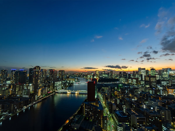 【南～西側】臨海副都心方面の夜景（客室からの夜景一例：隅田川＆勝どき橋）