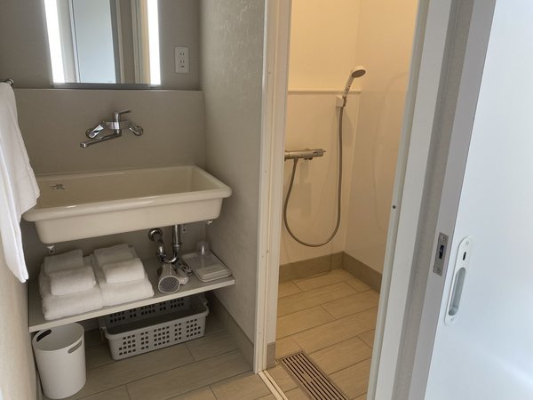 ルームGの洗面とシャワー室